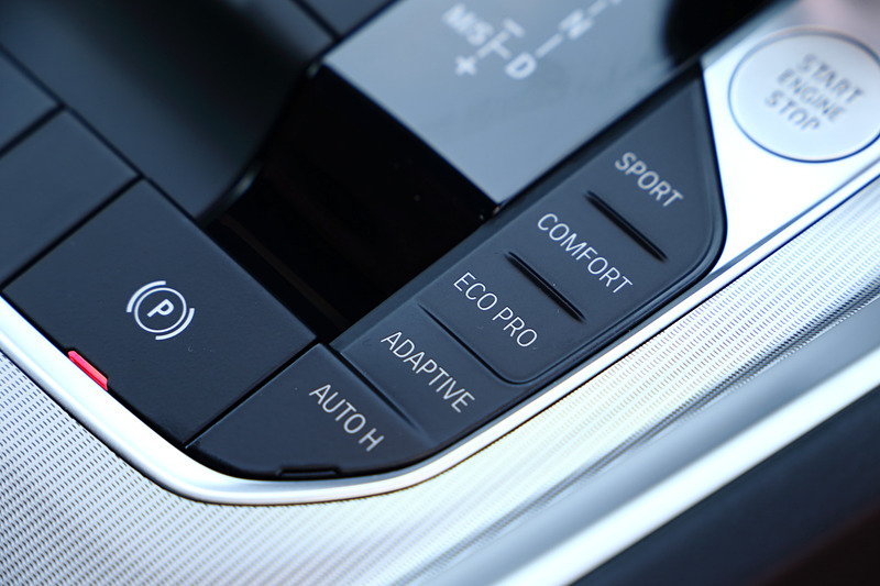 インテリアでは10.25インチのコントロールディスプレイやフルデジタルメーターパネルなどを採用。トランク容量はオープン/クローズ時ともに281Lを確保するとともに、トランクスルー機構も備わる