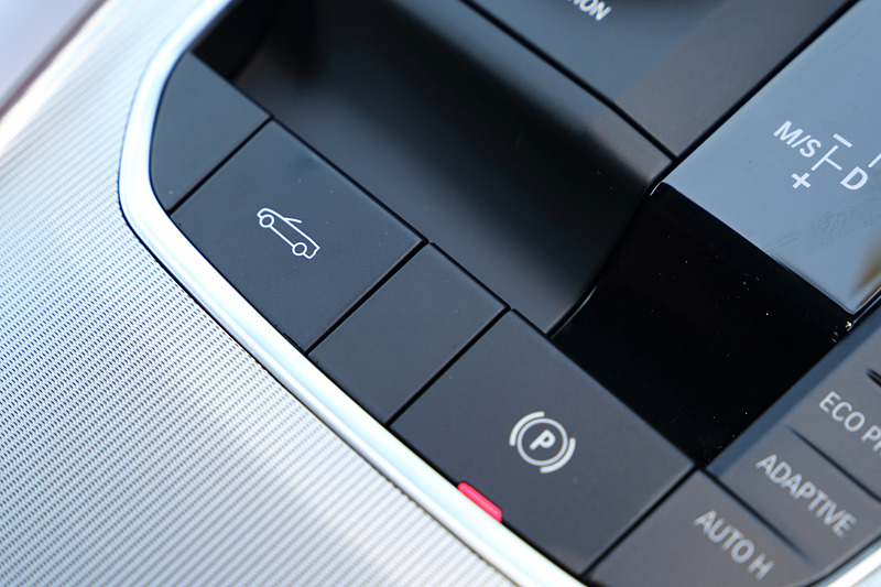 インテリアでは10.25インチのコントロールディスプレイやフルデジタルメーターパネルなどを採用。トランク容量はオープン/クローズ時ともに281Lを確保するとともに、トランクスルー機構も備わる