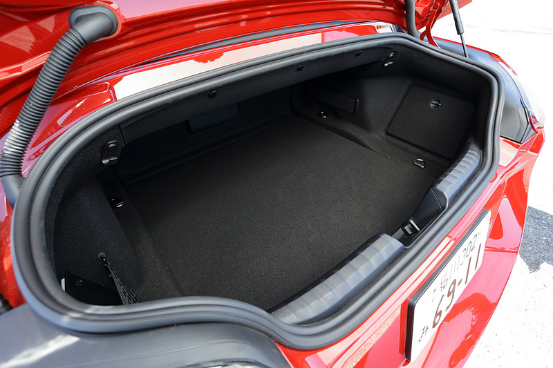 インテリアでは10.25インチのコントロールディスプレイやフルデジタルメーターパネルなどを採用。トランク容量はオープン/クローズ時ともに281Lを確保するとともに、トランクスルー機構も備わる