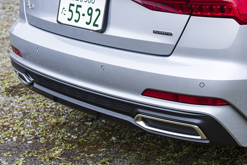 シングルフレームグリルやリアバンパーなどにセンサー類が収められ、衝突回避や被害の軽減を行なう「アウディプレセンスシティ」「リヤクロストラフィックアシスト」といった先進安全システムや、0～約250km/hでの走行時に追従を行なう「アダプティブドライブアシスト」、降車時に後方から車両が接近している際に警告などを行なう「エグジットワーニング」などのドライバーズアシスタント機能を搭載する