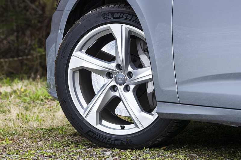 5アームダイナミックデザインのアルミホイールに組み合わせるのは、245/45R19サイズのミシュラン製「パイロット スポーツ 4」