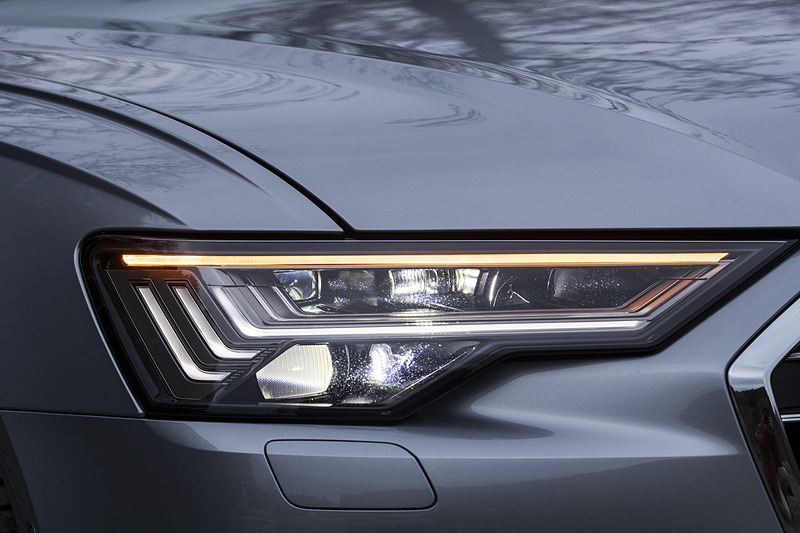 ヘッドライトは対向車や先行車を検知すると直接光を照射しないようにコントロールして、状況に合わせて配光を可変させる「HDマトリクスLEDヘッドライト」を標準装備