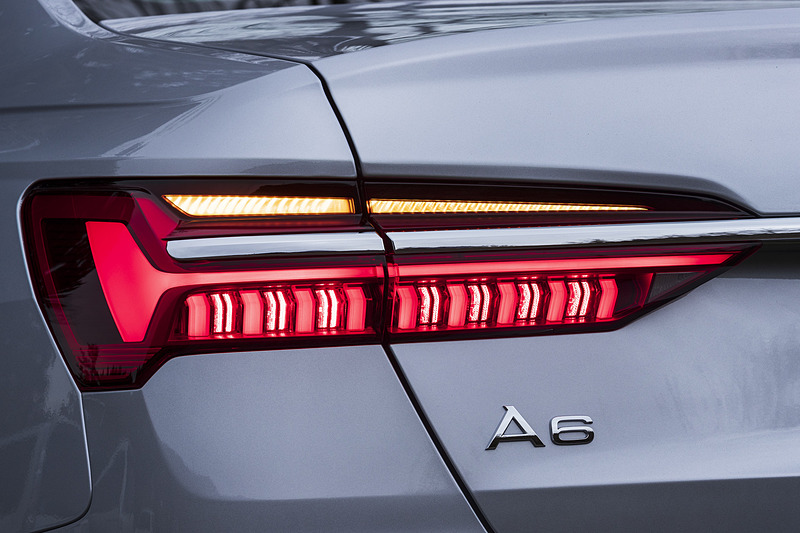 特徴的なデザインのLEDリアランプは、LEDがミリ秒単位で次々と光り、流れるような動きで視認性の高いダイナミックインディケーターを搭載