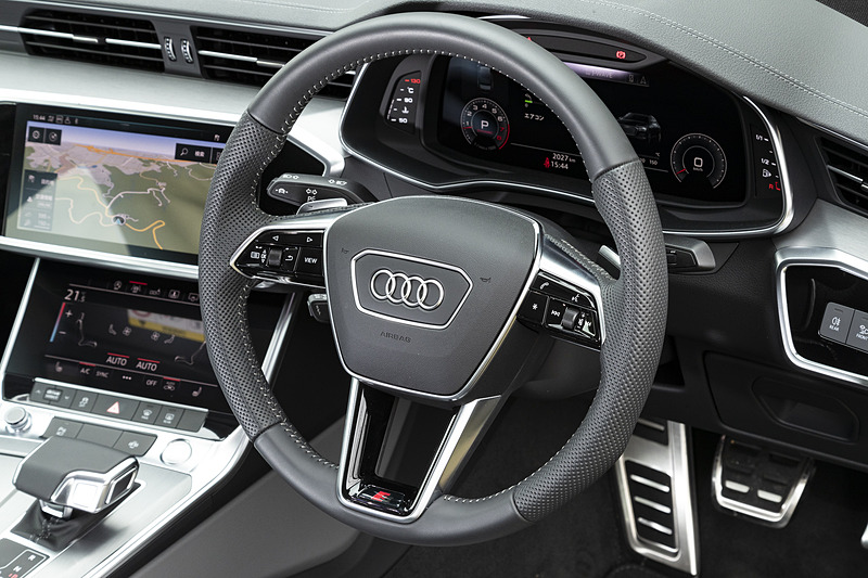 ステアリングにもS lineのロゴが入る。パドルシフトのほか、スポーク部には12個のマルチファンクションが装備され、インフォティメント機能が操作可能