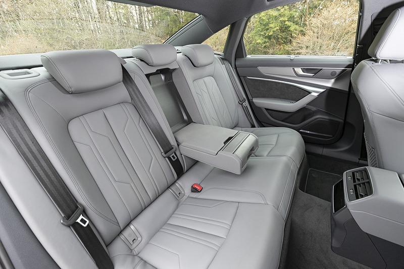 シート生地はバルコナレザー。フロントシートはスポーツシートとなり、S lineのロゴが入る