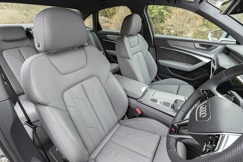 シート生地はバルコナレザー。フロントシートはスポーツシートとなり、S lineのロゴが入る