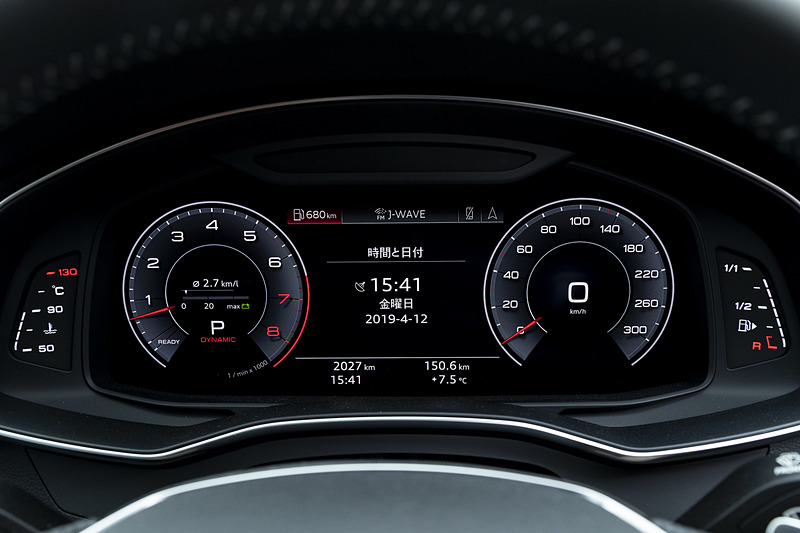 高解像度の12.3インチカラー液晶フルデジタルディスプレイに、スピードメーター、タコメーター、マップ、ラジオ/メディア情報などを表示できる「Audiバーチャルコックピット」を標準装備