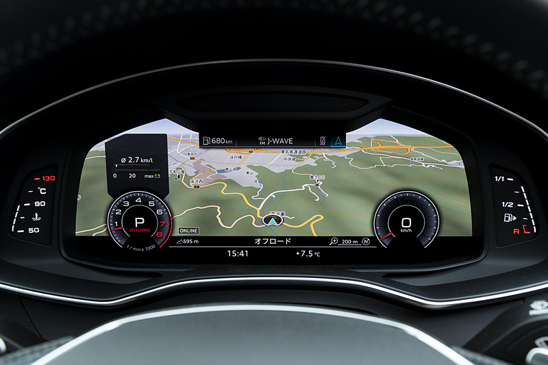 高解像度の12.3インチカラー液晶フルデジタルディスプレイに、スピードメーター、タコメーター、マップ、ラジオ/メディア情報などを表示できる「Audiバーチャルコックピット」を標準装備