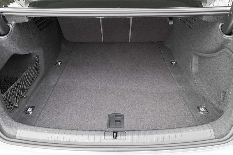 トランク容量はVDA値で530Lを確保。リアシートを倒してトランクスルーもできる