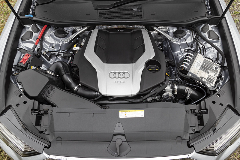 パワートレーンは最高出力250kW(340PS)/5200-6400rpm、最大トルク500Nm(51.0kgfm)/1370-4500rpmを発生するV型6気筒DOHC 3.0リッター直噴ターボエンジンを搭載して、トランスミッションに7速DCTの7速Sトロニックを組み合わせる。さらに、ベルト駆動式オルタネータースターター(BAS)とリチウムイオン電池から構成される48V駆動のマイルドハイブリッドシステムも採用し、ストップ&スタートの作動域を22km/h以下まで拡大させるとともに、55km/h~160km/hの間でエンジンを停止させ、コースティング(惰性走行)も可能とした。駆動方式は車名の“quattro”が示すとおり、クワトロシステムを搭載する4WDモデルとなる