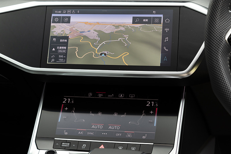 「A8」「A7」にも採用された新しいインターフェイスを採用する「MMIタッチレスポンス付き MMIナビゲーション」を搭載。主に、上部の10.1インチタッチパネルはインフォテインメント操作に、下方の8.6インチタッチパネルは空調の調整や手書き入力にそれぞれ使用される