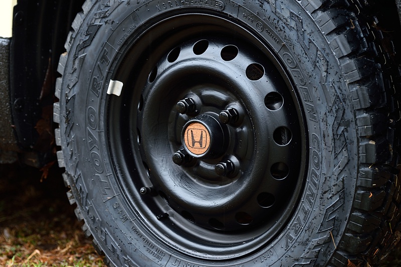 TRIP VANの足下。純正スチールホイールを“はけ塗り風”に黒塗装するというシブイ仕上げ。TOYO TIREの「オープンカントリー RT」を履く。サイズは純正と同じく145/80R12 80/78N（Photo：堤晋一）