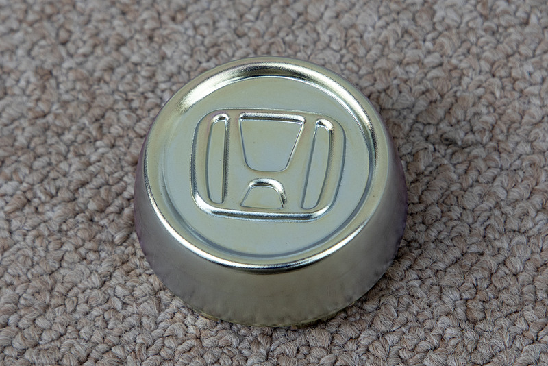 部品の正式名称は「キャップ・ホイールセンター」で、価格は4つで5872円。同時に黒い袋ナットも注文。そちらは3024円だった