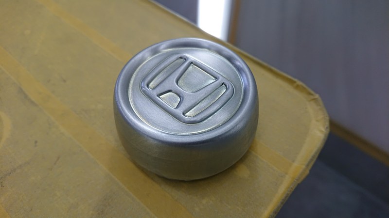 まずはメッキ面にやすりをかけて塗料が乗るような下地を作る