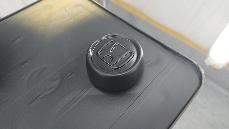 片側は色を変えてみることにした