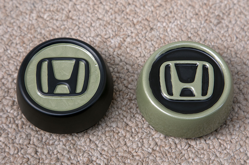 「センターのHマーク周辺の凹部分は色を変えてほしい」というお願いも追加。緑がベースのほうは黒、黒ベースは緑とした。今回は工賃を抑えるため、マスキングではなく注射器のような道具で凹みの部分に塗料を流し込む方法を選んだので、色の境目が少し波打っているが許容範囲だ