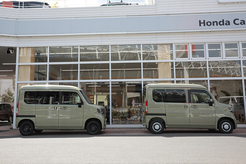 左がホイールカバーを外した状態。けっこうイメージが変わる