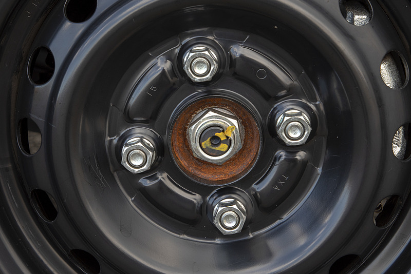 しかし、ハブナットが丸見えなのは機械的にも見栄え的にもいただけない