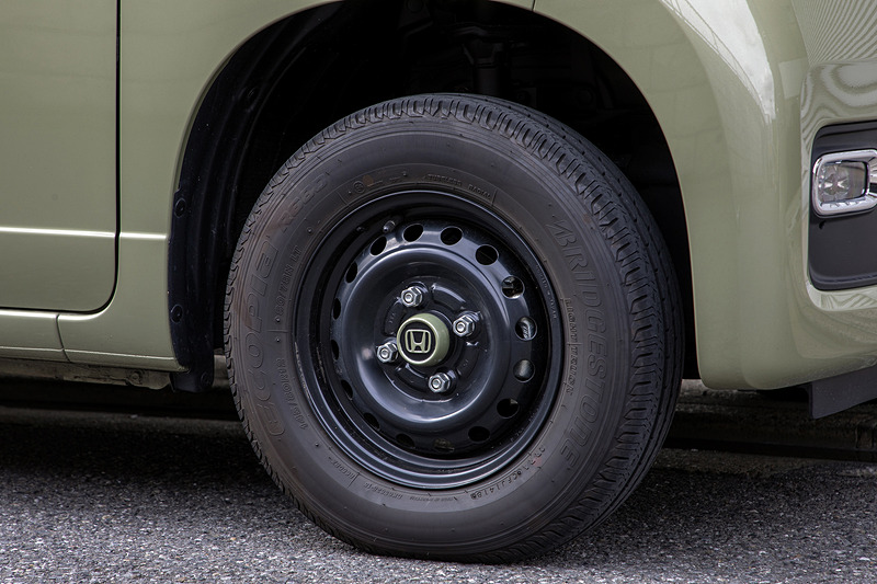 塗装済ハブキャップを付けた状態