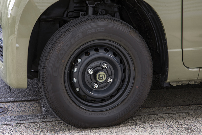 助手席側は黒メインのキャップを付けた