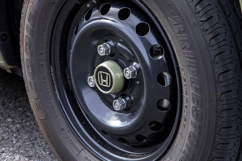 アルミホイールに交換せず、イメージチェンジができるカバー外し＆塗装キャップ装着。キャップ代が5872円で塗装が4個で2万2000円。送料などを入れても3万円以内で収まるので、これはお勧めしたい