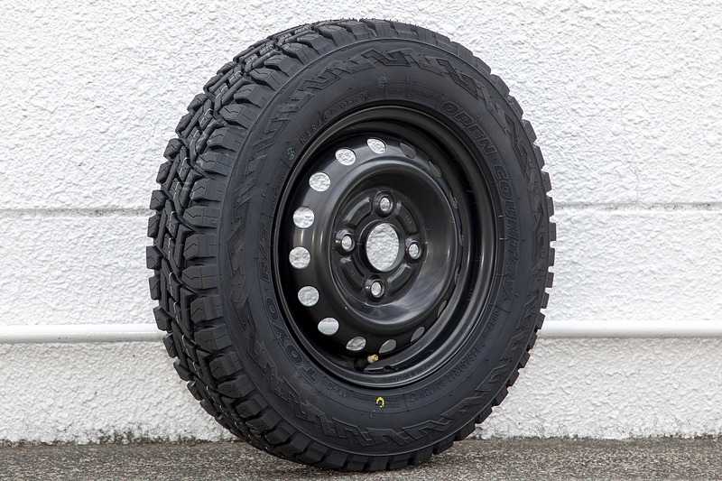 TOYO TIREの「オープンカントリー RT」。サイズは145/80R12 80/78Nで、「M＋S」の表記があるので雪道もそれなりに走れる。この手のオフロード向きタイヤでは唯一舗装路の性能についても謳っている。自分で乗った印象だけでなく、TOYO TIREに話を聞いてみたい