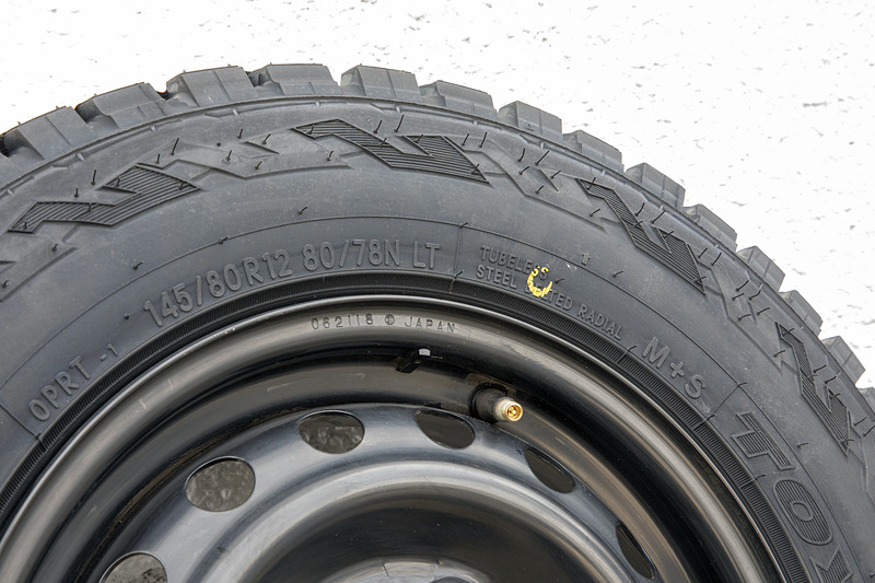 TOYO TIREの「オープンカントリー RT」。サイズは145/80R12 80/78Nで、「M＋S」の表記があるので雪道もそれなりに走れる。この手のオフロード向きタイヤでは唯一舗装路の性能についても謳っている。自分で乗った印象だけでなく、TOYO TIREに話を聞いてみたい