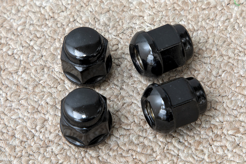 純正ナットはシルバーメッキの貫通ナットだったので黒塗装の袋ナットに変更。ホンダ純正品だ。ホイールカバーを外す場合はスタッドボルトのサビ防止などのため、必ず袋ナットに交換していただきたい。ホンダ車はスチールホイールも球面座のナットだ。色はシルバーのタイプもある