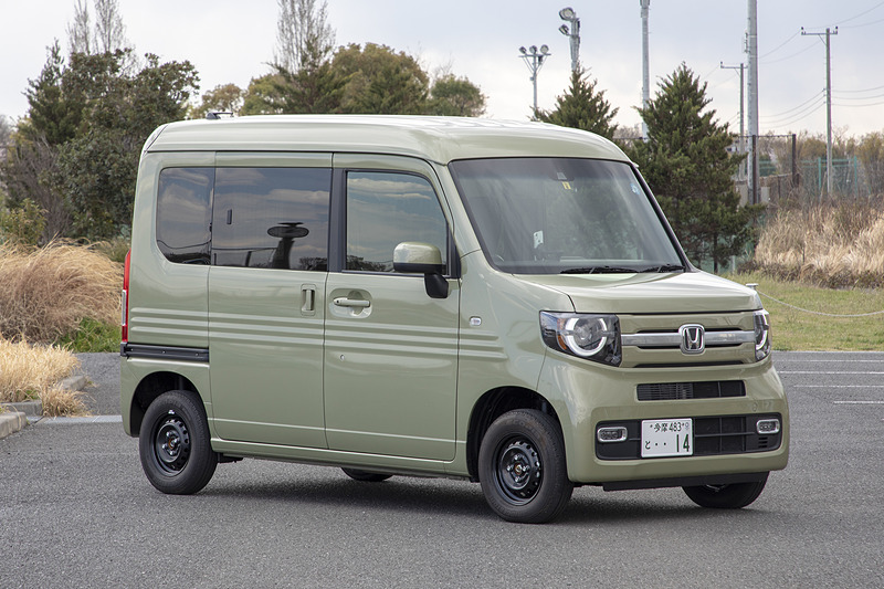 ホイールカバーを外しただけ（左）とタイヤ、ナットまで換えた姿（中央、右）を並べてみた。筆者的にはかなりイメージが変わったと思う