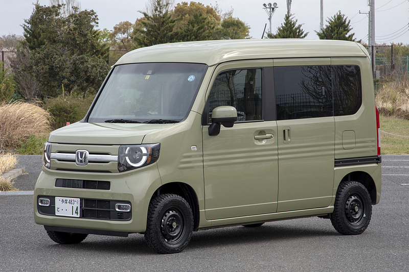 ホイールカバーを外しただけ（左）とタイヤ、ナットまで換えた姿（中央、右）を並べてみた。筆者的にはかなりイメージが変わったと思う