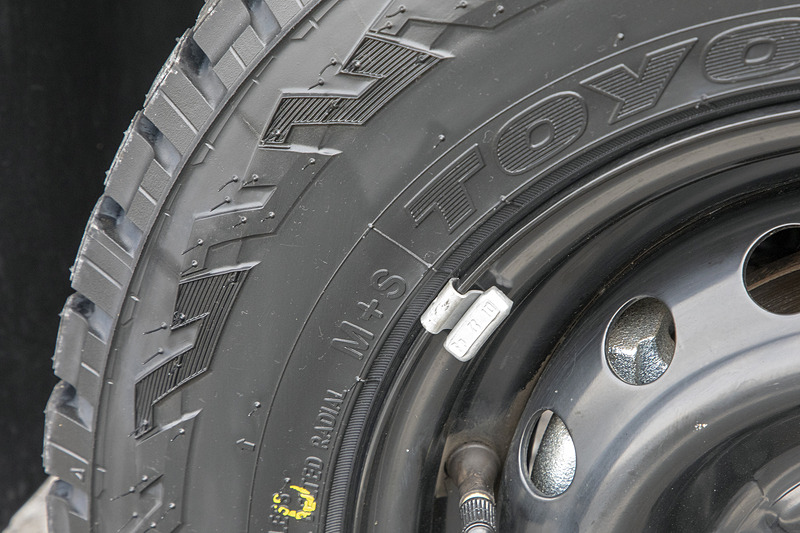 バランスウェイトが銀色なのが気になったので、つや消し黒のタッチアップペンを買ってきて塗装した