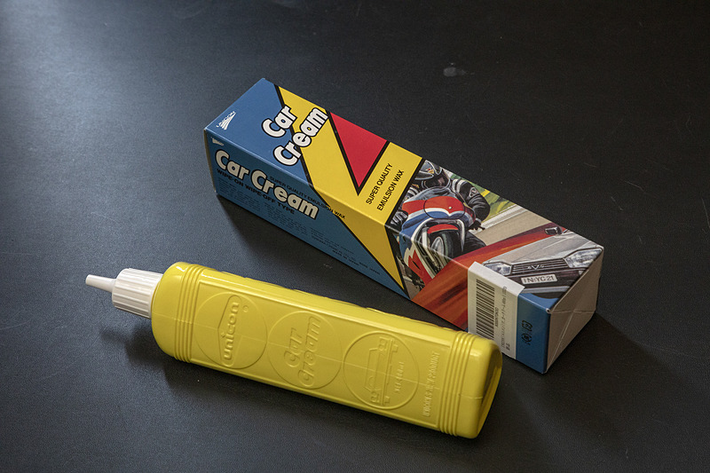 数日乗っているうちにスチールホイールの塗装に艶がなく、白っぽく見えることに気がついた。これでは見栄えがわるいので、バイクの金属部のつや出しと汚れ落としに使っている「ユニコン カークリーム」でつや出し。これはコンパウンドが入っていないカルナバ蝋主体のクリームで油汚れも落とせる。スチールホイールもかなり艶が出た