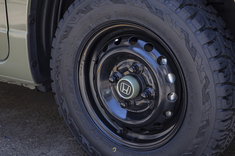 数日乗っているうちにスチールホイールの塗装に艶がなく、白っぽく見えることに気がついた。これでは見栄えがわるいので、バイクの金属部のつや出しと汚れ落としに使っている「ユニコン カークリーム」でつや出し。これはコンパウンドが入っていないカルナバ蝋主体のクリームで油汚れも落とせる。スチールホイールもかなり艶が出た