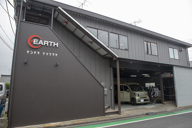 ハブキャップに続くプロデュース品（？）の第2弾は「フロアボード」。アースさん（東京都狛江市駒井2-26-14）に協力してもらった