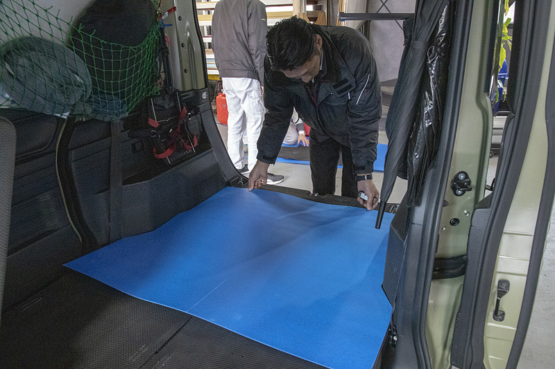 まずはフロアをきっちり採寸して型を取る。N-VANの利点であるシートアレンジやフックなどをちゃんと使えるように設計をしてくれた