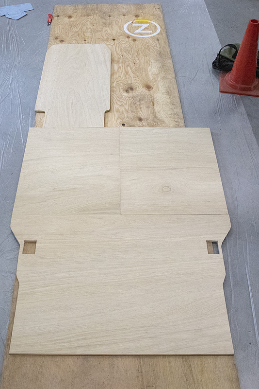 こちらが試作のフロアボード。4つのパートで構成されていてシートアレンジにも対応できる。価格は取材時では未定だったが、予価で2万円以下。ただ、助手席部のボードは不要な人もいるので、ここは別売りとなる。こちらは価格未定。問い合わせはアース 職車事業部（03-6807-6542）まで