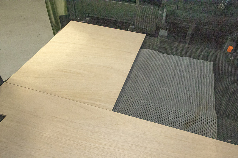 細部のアップ。2列目シート部は支えるところがないので走行中に滑ることも予想される。そこで下にカー用品店やホームセンターで売っているノンスリップマットを敷くことを勧める。職人さん向けの製品なので自身のアイデアで使いやすくカスタマイズするのが基本なのだ