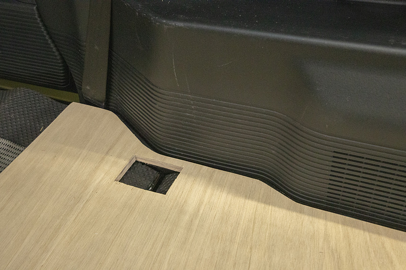 フックがある部分には穴が開いているので、フロアボードを設置した状態でもフックが使える。ボードの角は面取りしてあるが内装と擦れると傷が付きそう。ここもテープやゴムで保護するなどアイデアで対応したい