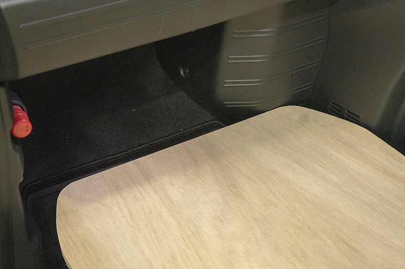 助手席部分のボードは別売りとなる。先端の位置はこんな感じで内装ギリギリ。ここも傷予防にゴムなどでカバーするといい