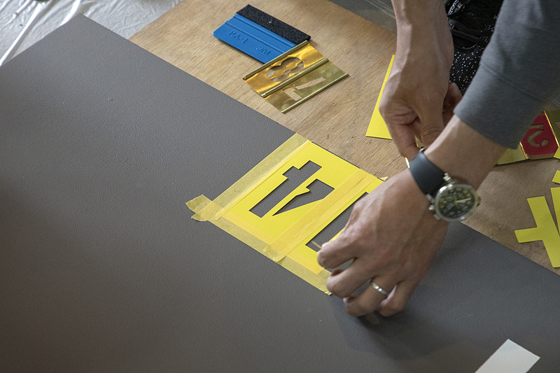 マスキングテープで繋げる。周囲を広めにビニールや新聞紙でマスキングしたあとでスプレーする。何度かに分けて塗るが、今回は下がグレーなのでかなり重ね塗りが必要だった