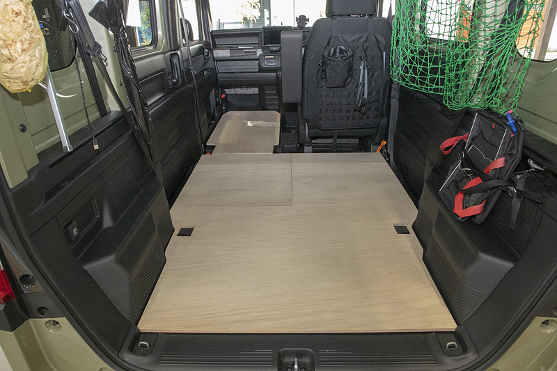 未塗装のボード（左）と塗装したボード（右）。塗装までしなくてもステンシルで文字や数字を入れるだけでもカッコよくなると思う