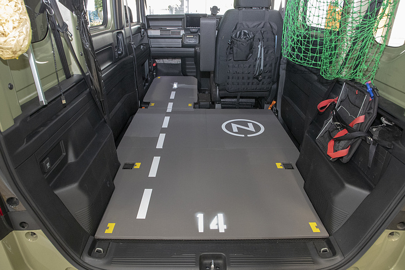 未塗装のボード（左）と塗装したボード（右）。塗装までしなくてもステンシルで文字や数字を入れるだけでもカッコよくなると思う