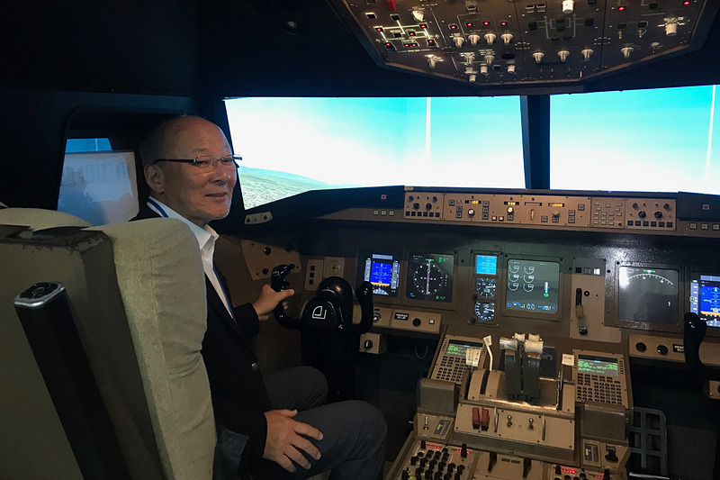 中日本航空専門学校でボーイング777のフライトシミュレータに座らせてもらった。嬉しそうでしょ？（笑）