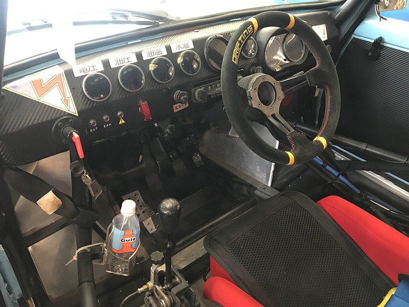 レイアウトの関係でセンターハンドル化されていたR2のコクピット。R2のイメージを残そうとオリジナルのラジオを使ったり、スイッチをそのまま使ったりしていた