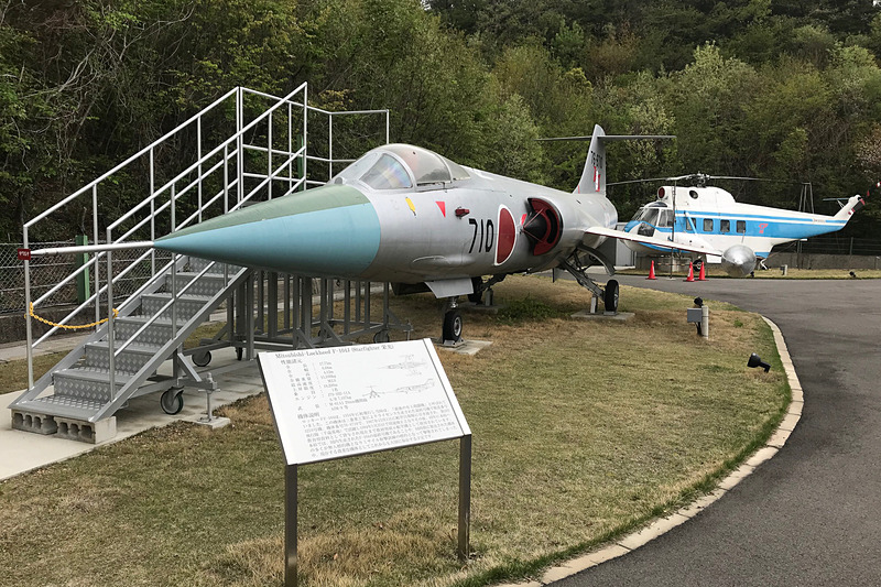 庭に展示されていたジェット戦闘機「ロッキード F-104J スターファイター」。見るからに安定のわるそうな主翼の短い戦闘機だ。その後ろにちらりと見えるのが、便利そうな水陸両用輸送機「シコルスキー S-62A」