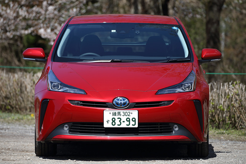 今回のマイナーチェンジではフロントとリアまわりの意匠変更を実施。ヘッドライトやリアコンビネーションランプ、前後バンパー、フロントグリルなどを一新し、水平基調のデザインで踏ん張り感のあるシルエットを演出。また、15インチアルミホイールにツインスポーク形状を採用するとともに、17インチアルミホイールは樹脂加飾部の塗装をチタン調に変更している