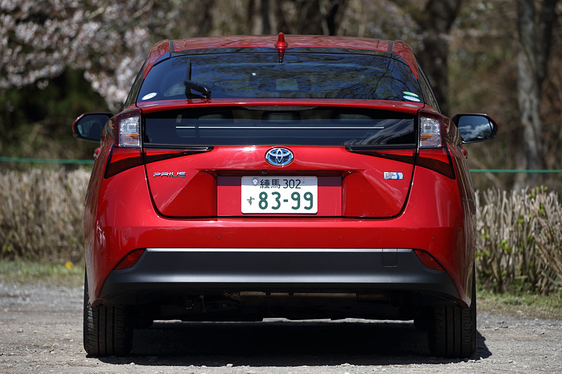 今回のマイナーチェンジではフロントとリアまわりの意匠変更を実施。ヘッドライトやリアコンビネーションランプ、前後バンパー、フロントグリルなどを一新し、水平基調のデザインで踏ん張り感のあるシルエットを演出。また、15インチアルミホイールにツインスポーク形状を採用するとともに、17インチアルミホイールは樹脂加飾部の塗装をチタン調に変更している