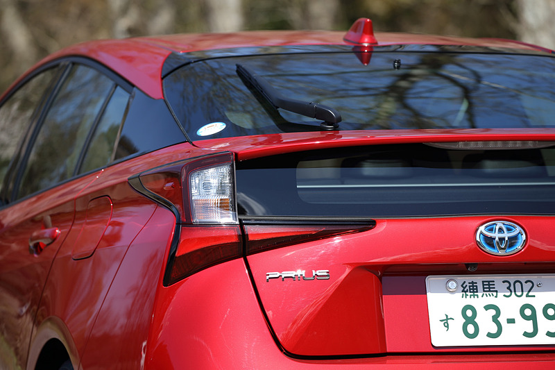 今回のマイナーチェンジではフロントとリアまわりの意匠変更を実施。ヘッドライトやリアコンビネーションランプ、前後バンパー、フロントグリルなどを一新し、水平基調のデザインで踏ん張り感のあるシルエットを演出。また、15インチアルミホイールにツインスポーク形状を採用するとともに、17インチアルミホイールは樹脂加飾部の塗装をチタン調に変更している