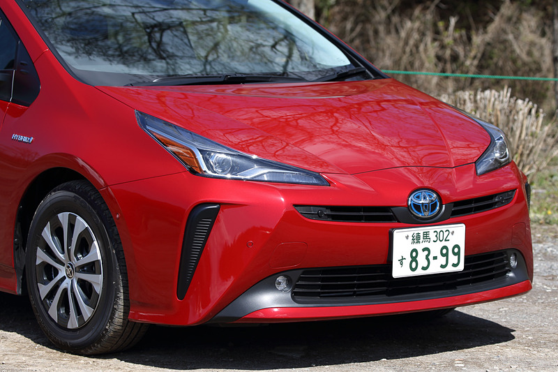 今回のマイナーチェンジではフロントとリアまわりの意匠変更を実施。ヘッドライトやリアコンビネーションランプ、前後バンパー、フロントグリルなどを一新し、水平基調のデザインで踏ん張り感のあるシルエットを演出。また、15インチアルミホイールにツインスポーク形状を採用するとともに、17インチアルミホイールは樹脂加飾部の塗装をチタン調に変更している