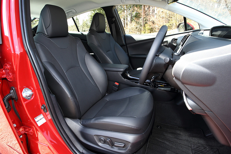 インテリアではインパネのエレクトロシフトマチック周辺やフロントコンソールトレイなどをホワイトからブラックに変更。「Aプレミアム」のフロントシートにはシートベンチレーション機能を設定した。また、全車で専用通信機であるDCM（Data Communication Module）に標準装備し、ディーラーオプションの「T-Connectナビ」と組み合わせることで「コネクティッドサービス」が利用できるようになる。そのほかオプション設定となるqi（チー）対応の「おくだけ充電」のスペースも拡大している